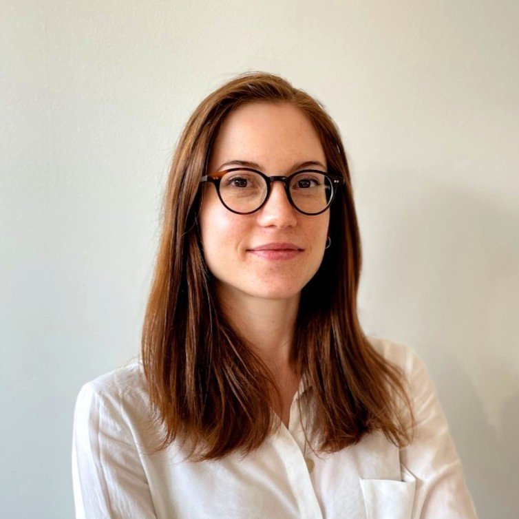 Ritratto professionale di Erica Isa Mosca, architetta e consulente in Universal Design. Con occhiali e camicia bianca.