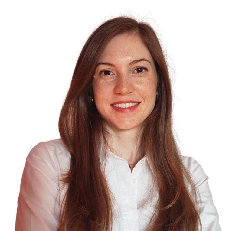 Ritratto di Erica Isa Mosca, architetta e consulente in Universal Design. Ha capelli rossi, occhi marroni e camicia bianca.