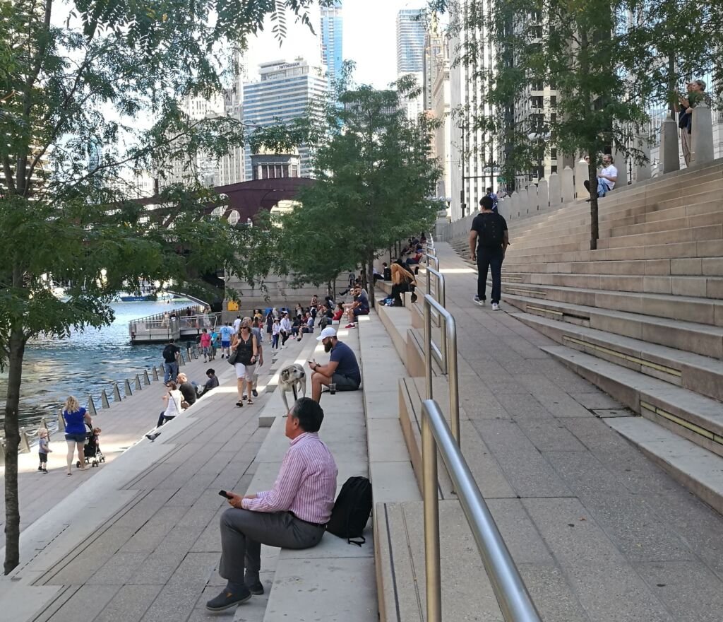 Spazio urbano di Chicago con gradonate e rampe che si intersecano. Lo spazio è accessibile e allo stesso tempo usato da molte persone sedute e che camminano anche come luogo di aggregazione.