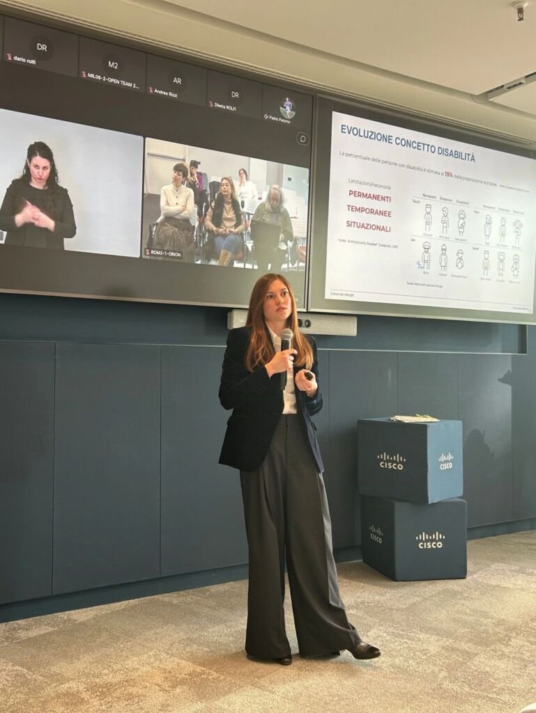 Foto di Erica Isa Mosca mentre svolge una formazione professionale sull'Universal Design.