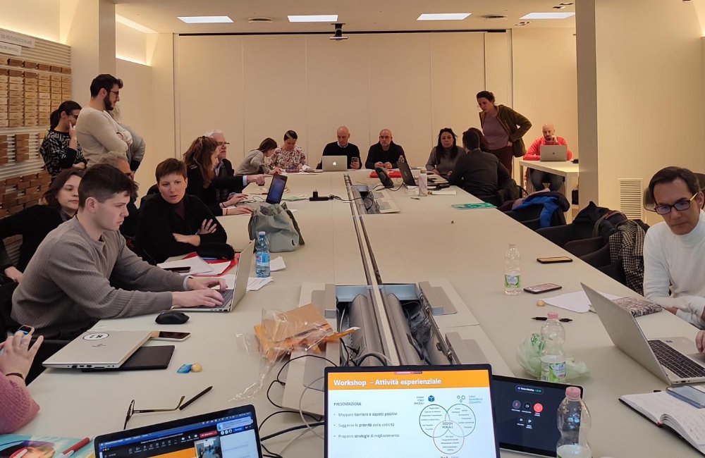 Foto di partecipanti al corso di formazione Design for All strategy in una sessione di workshop tenuta da Erica Isa Mosca